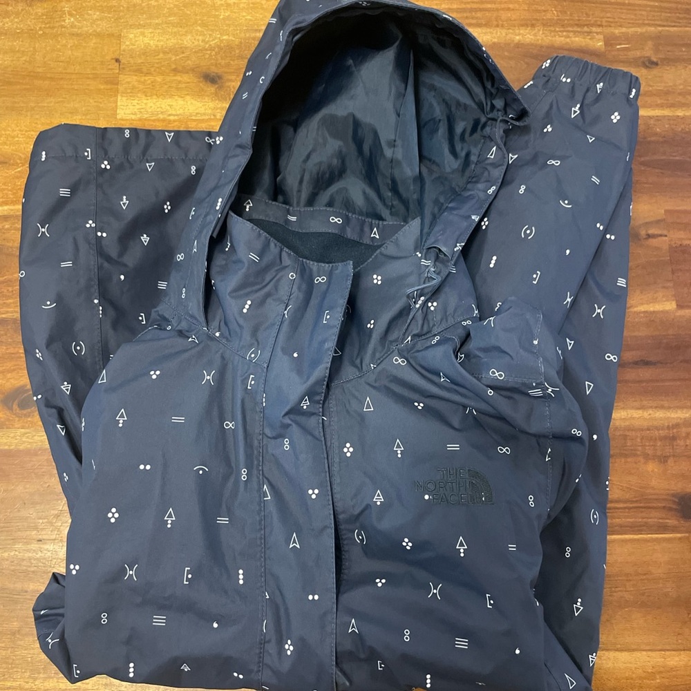 The North Face Navy Geometric print windbreaker /rainjacket